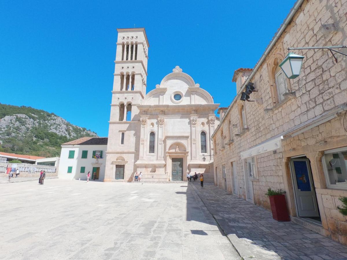 Historic Piazza House & Romantic Hidden Garden Hvar Town Zewnętrze zdjęcie